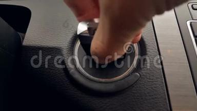 特写是将钥匙插入汽车并启动它的手。 从车里取回钥匙。
